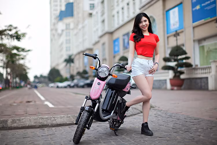 Hot girl Thanh Bi do ca tinh ben xe dien Anbico Bat-X