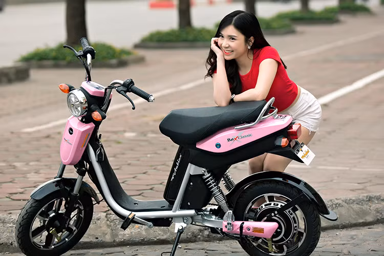 Là một chiếc xe đạp điện của Anbico, nên trọng lượng toàn bộ xe được thiết kế chỉ khoảng hơn 40kg, khá nhẹ nhàng để có thể đạp khi bình điện bị hết. Hơn nữa, bàn đạp được thiết kế tiện dụng, khoảng cách từ yên tới bàn đạp hợp lý khiến tư thế của người lái khá thoải mái.