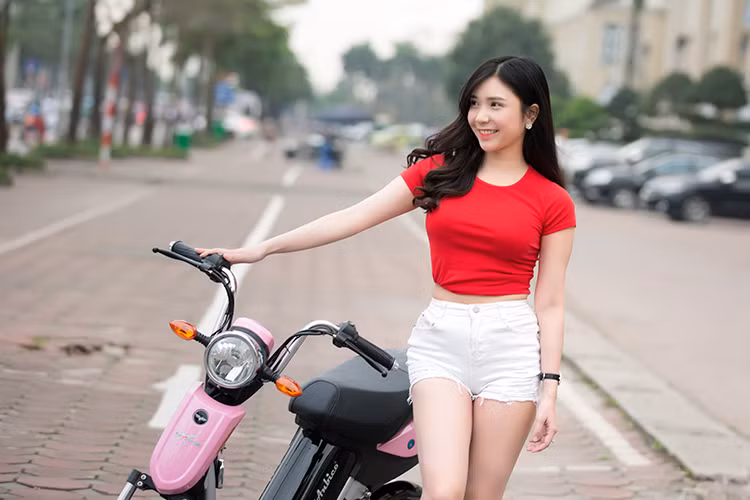 Là một chiếc xe đạp điện, nên trọng lượng toàn bộ xe được thiết kế chỉ khoảng hơn 40kg, khá nhẹ nhàng để có thể đạp khi bình điện bị hết. Mặc dù tốc độ tối đa chỉ khoảng 25km/h với tổng quãng đường di chuyển cho một lần sạc đầy khoảng 50km, nhưng Bat-X vẫn cho gia tốc ban đầu khá tốt ngay cả khi chở 2 người (tổng trọng lượng khoảng 100kg).