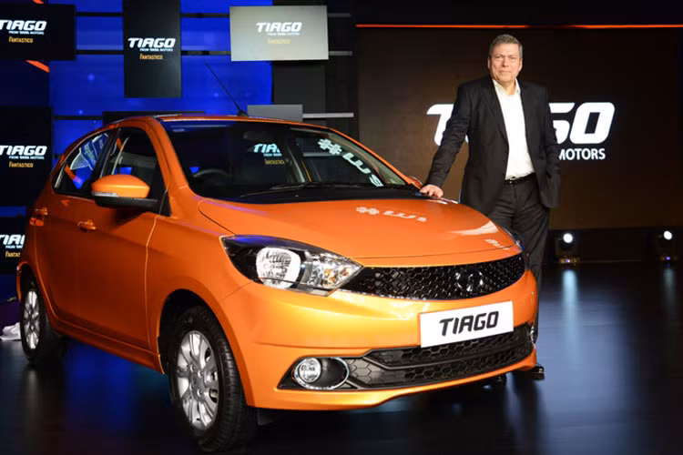 Tata Tiago có giá 320.000 rupee tương đương khoảng 4.800 USD (khoảng hơn 100 triệu đồng), chỉ ngang hoặc thậm chí rẻ hơn một chiếc Honda SH150i nhập khẩu tại Việt Nam. Tại thị trường Ấn Độ, khách hàng có 5 tùy chọn phiên bản khác nhau cùng 6 màu sơn ngoại thất.