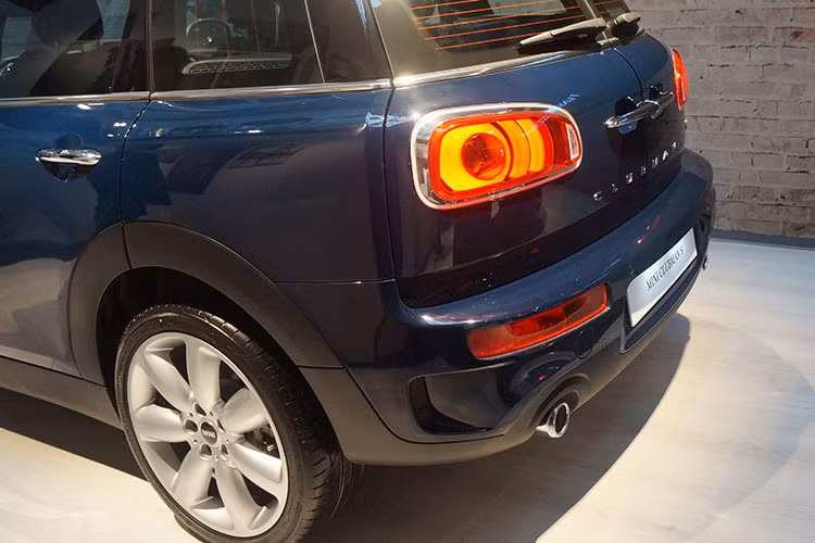 Sử dụng chung nền tảng khung gầm UKL của BMW 2 Series Active Tourer, Clubman mới thừa hưởng khả năng vận hành từ BMW: hệ thống treo mới êm ái, tích hợp iDrive thích ứng nhiều điều kiện vận hành, an toàn và ổn định hơn.