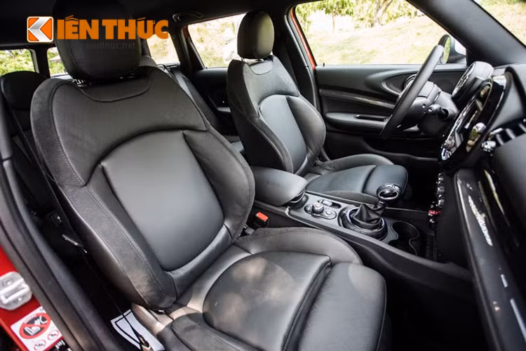 Những tiện ích được nâng cấp trên Mini Clubman 2016 có thể kể tới như hệt thống ghế điều khiển điện lần đầu tiên xuất hiện, cửa khoang hành lý có thể mở tự động thông qua chìa khoá thông minh hoặc cảm biến đá chân dưới gầm xe.