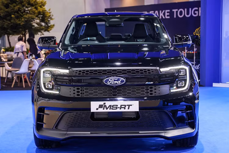 Hai bên thân xe được mở rộng thêm 82 mm nhờ các vòm bánh xe đi kèm khe thoát gió và nẹp sườn góc cạnh. Hệ thống treo hạ thấp 40 mm kết hợp với bộ mâm 21 inch – lớn nhất từng được trang bị trên một mẫu Ranger thương mại – cùng lốp hiệu suất cao Continental ContiSportContact 5 giúp xe tăng độ bám đường khi vận hành ở tốc độ cao.