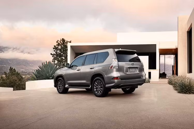 Đây là lần đầu tiên hãng Lexus thực sự nâng cấp cho dòng SUV hạng sang Lexus GX thế hệ thứ 2 kể từ năm 2014 đến nay. Bước sang phiên bản nâng cấp giữa vòng đời, Lexus GX 2020 vẫn được trang bị lưới tản nhiệt hình con suốt đặc trưng và có kích thước lớn như trước.