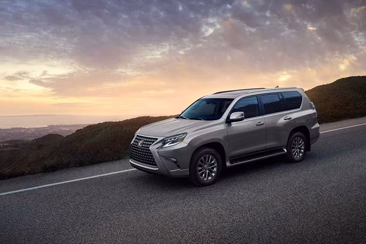 Gói đầu tiên cần phải nhắc đến mang tên Sport Design Package, dành cho Lexus GX 2020 bản Premium và Luxury. Đúng như tên gọi, nó bổ sung những chi tiết thể thao hơn cho ngoại hình của Lexus GX mới như viền lưới tản nhiệt, vỏ gương chiếu hậu, bộ khuếch tán sau, đầu ống xả màu đen nhám và cụm đèn hậu, mâm 19 inch và ghế thương gia tách rời...