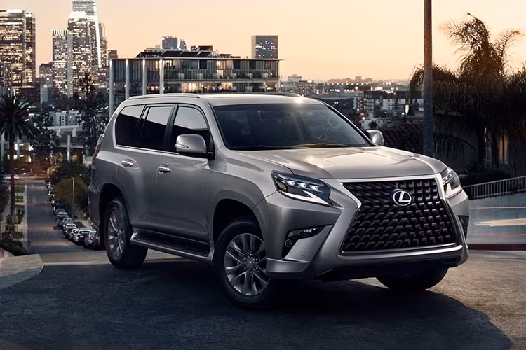Khi ra mắt, mẫu SUV hạng sang BMW X7 2019 đã bị không ít người kêu ca là sở hữu lưới tản nhiệt quá lớn, "nuốt trọn" phần đầu xe. Tuy nhiên, có lẽ những người lên tiếng chê bai X7 2019 đã quên mất việc xe Lexus GX 2020 mới cũng được trang bị lưới tản nhiệt đồ sộ không kém.