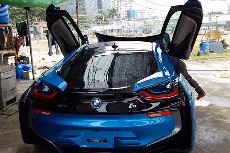 Cũng có người đoán chiếc siêu xe đã được bí mật đưa đi cất tại một nơi khác để chờ phụ kiện về thay thế. Phải sau 4 tháng, một số hình ảnh của chiếc BMW i8 với màu xanh ngọc độc nhất này mới tiếp tục xuất hiện trên mạng sau khi được tu sửa hoàn toàn.