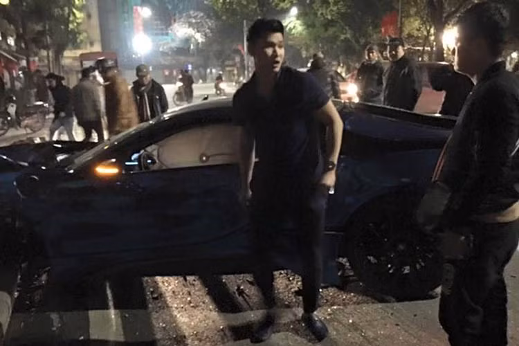 Tại hiện trường vụ tai nạn, chiếc xe húc vào một cột điện trên vỉa hè, phần đầu chiếc xe bị vỡ nát hoàn toàn, bánh xe hư hỏng nặng, một bánh xe còn nguyên vẹn văng lên vỉa hè. Điều đáng chú ý là chiếc siêu xe của thiếu gia sinh năm 97 này vẫn chưa có biển kiểm soát sau tận 5 tháng sử dụng.