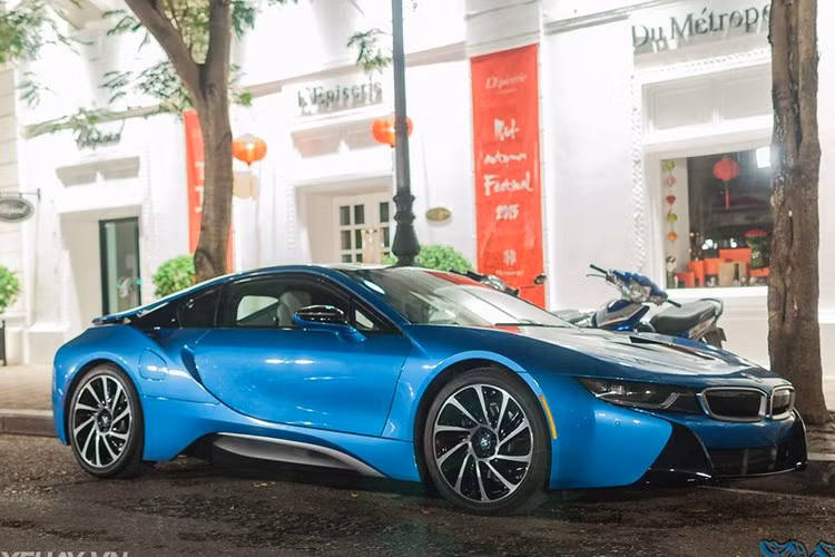 Được đánh giá là chiếc BMW i8 màu xanh ngọc độc nhất Việt Nam, ngay sau khi lăn bánh nó đã được các trang tin mạng xã hội đăng tải hàng loạt thông tin và tìm hiểu về chủ nhân của chiếc xe này là ai, ở đâu tại Thủ đô Hà Nội?