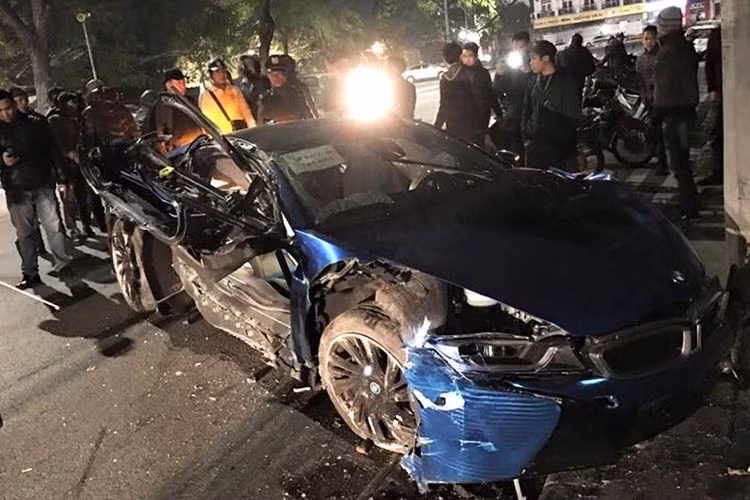 Theo những hình ảnh ghi lại, có thể thấy siêu xe BMW i8 này ngoài phần đầu hư hỏng ra, còn lại các chi tiết khác gần như đã bị phá hủy hoàn toàn. Phần sườn bên phải, bánh trước bên trái đã văng hẳn ra bên ngoài, cửa xe vỡ vụn khá nghiêm trọng.
