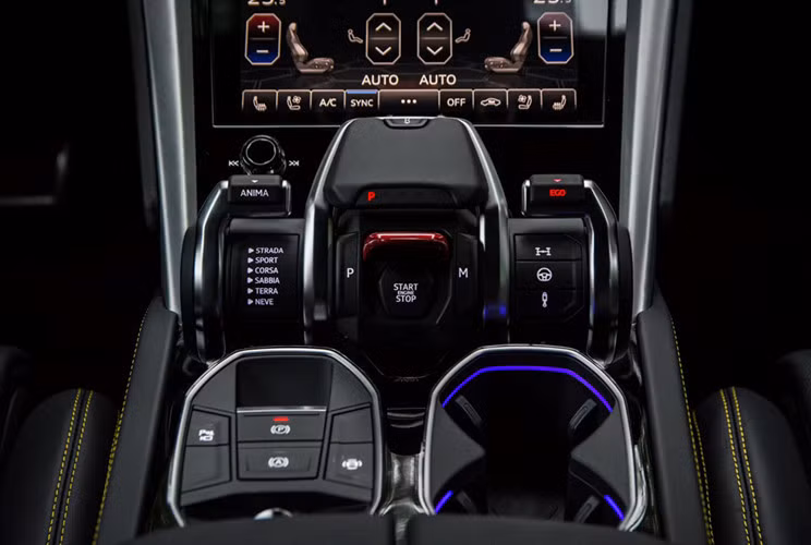 Hàng ghế phía sau của chiếc Lamborghini Urus tại Việt Nam mang màu ghi xám là 3 chỗ ngồi cùng hai màn hình trang bị phía sau. Ngoài ra, hãng siêu xe Lamborghini còn mang đến tuỳ chọn hàng ghế sau với 2 ghế độc lập và trang bị thêm một số "đồ chơi" khác tuỳ theo nhu cầu và chọn lựa của khách hàng.
