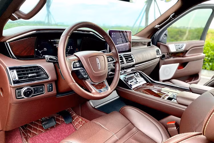 Lincoln Navigator Black Label L "siêu biển tứ quý 9" của địa gia Phú Thọ sở hữu đến 3 hàng ghế. Riêng hàng ghế thứ 3 có thể gập lại nhằm tăng diện tích cho khoang chứa đồ. Các trang bị cao cấp nội thất của chiếc SUV hạng sang cỡ lớn của Ford có hệ thống thông tin giải trí SYNC 3, tương thích Apple CarPlay và Android Auto.