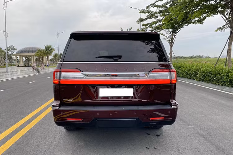 Chiếc xe Lincoln Navigator Black Label L biển tứ quý này đang được chào bán với mức giá được hé lộ trên 8 tỷ đồng, nhưng có thể thấy điểm ấn tượng chính là việc xe mang siêu biển đến từ tỉnh Phú Thọ. Hiện tại, giá xe Lincoln Navigator Black Label L đang được chào bán trên 9 tỷ đồng.