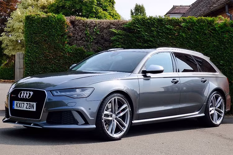 Chiếc xe Audi của Hoàng tử Harry mới chỉ chạy được khoảng 7.180 km này hiện đang được rao bán trên trang AutoTrader với mức giá chỉ 71.900 bảng Anh (khoảng 94.000 USD - tương đương 2,19 tỷ đồng).