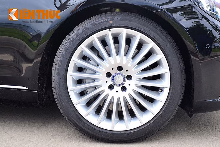  Với bộ mâm 19-inch thiết kế đa chấu, ngoại hình của S 500 L 2016 sẽ có phần lịch duyệt và quý phái hơn. Thiết kế mâm đa chấu sẽ là điểm nhấn trên tổng thể thời thượng của ngôn ngữ thiết kế Sensual Purity.