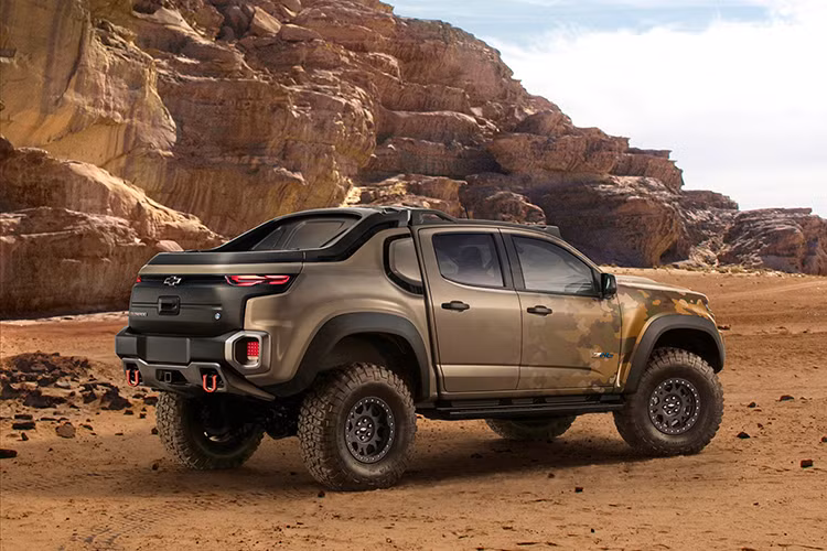 Tạm thời, bộ phận xe quân sự GM Defense vẫn chưa hé lộ thông số kỹ thuật của Chevrolet Silverado ZH2. Tuy nhiên, đoạn video quảng bá lại hé lộ một số thông tin cơ bản của mẫu xe bán tải quân sự cỡ lớn này.