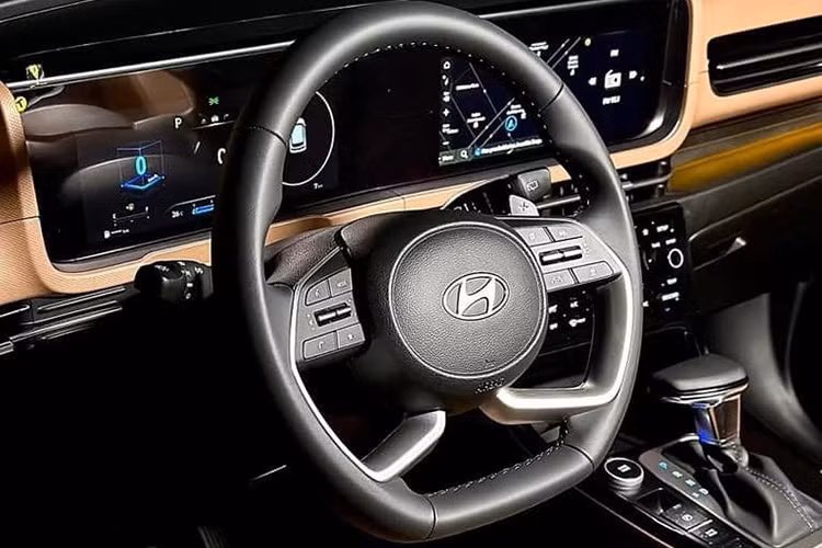 Tương tự ngoại thất, nội thất của Hyundai Creta N Line 2025 cũng đậm chất thể thao hơn bản thường. Tại đây, xe được bổ sung những chi tiết màu đỏ trên mặt táp-lô, màn hình, vô lăng, cần số và ghế. Vô lăng và cần số cũng có thiết kế riêng, đi kèm logo "N". Bên cạnh đó là hệ thống đèn viền trang trí nội thất màu đỏ và bộ bàn đạp ốp kim loại.