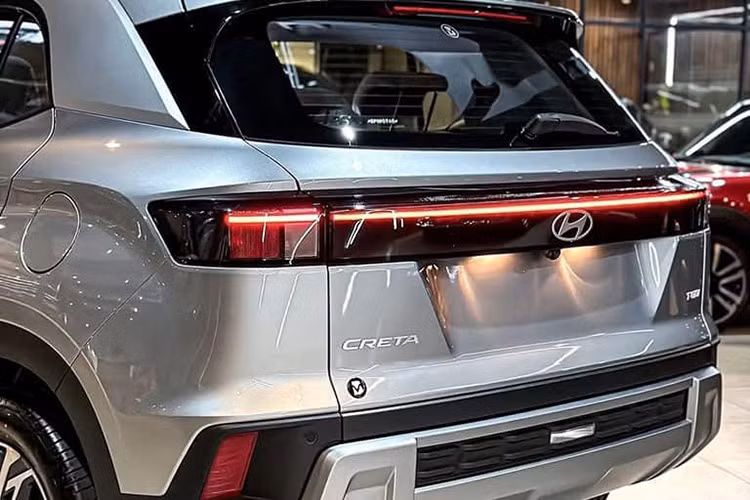 Theo đó, một chiếc Hyundai Creta 2025 về Việt Nam mới đây đã bị bắt gặp tại trung tâm đăng kiểm khí thải ở Hà Nội. Với sự xuất hiện này, ngày Hyundai Creta 2025 ra mắt thị trường Việt có lẽ không còn xa. Khác với phiên bản hiện đang bán tại Việt Nam, Hyundai Creta 2025 có thiết kế giống hệt xe ở Ấn Độ. Đồng thời, xe đã được cải tiến đáng kể về mặt thiết kế so với phiên bản cũ.
