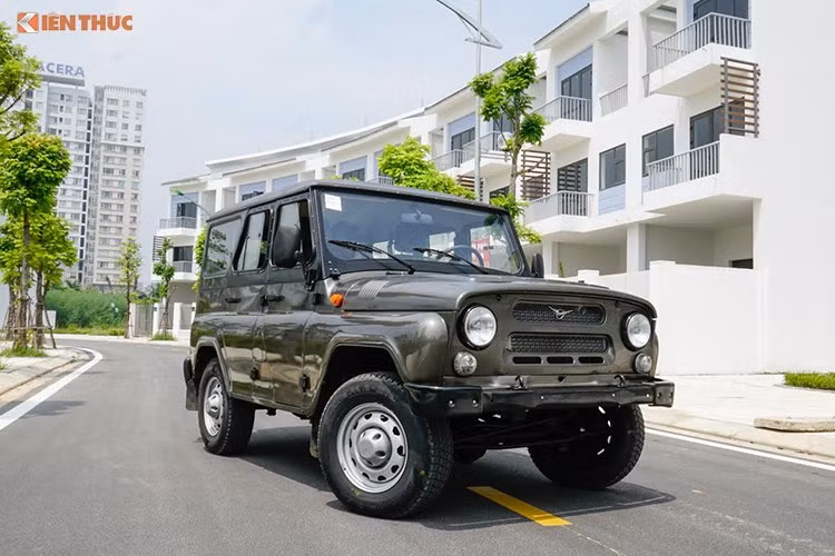 Bên cạnh đó, hộp số phụ sẵn sàng giúp cho người lái off-road với chế độ cài cầu 4H, 4L. Theo nhà sản xuất công bố, xe tiêu thụ nhiên liệu khoảng 9,5 lít/100km trong điều kiện đường hỗn hợp. Hiện tại, thương hiệu xe UAZ tại Việt Nam sẽ chính thức phân phối 2 bản máy dầu gồm Hunter mui mềm, Hunter Classic.