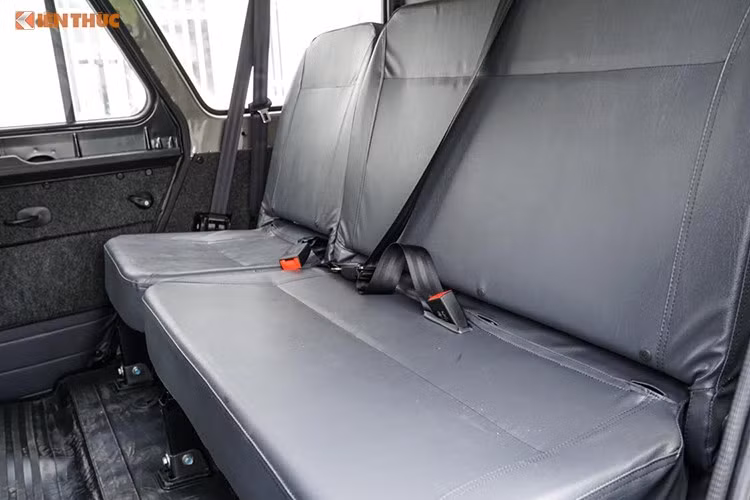 Khoảng cách giữa ghế trước và ghế sau trống cho phép dễ dàng di chuyển vào cabin. Hốc trước ghế lái và ghế phụ thoáng đãng giúp ra vào dễ dàng, cốp sau rộng rãi dễ vận chuyển đồ nhờ hàng ghế thứ hai linh hoạt. Đặc biệt, đối với việc chở hàng cồng kềnh, có thể ngả hàng ghế thứ hai theo tỷ lệ 60/40 hoặc ngả hẳn 180 độ.
