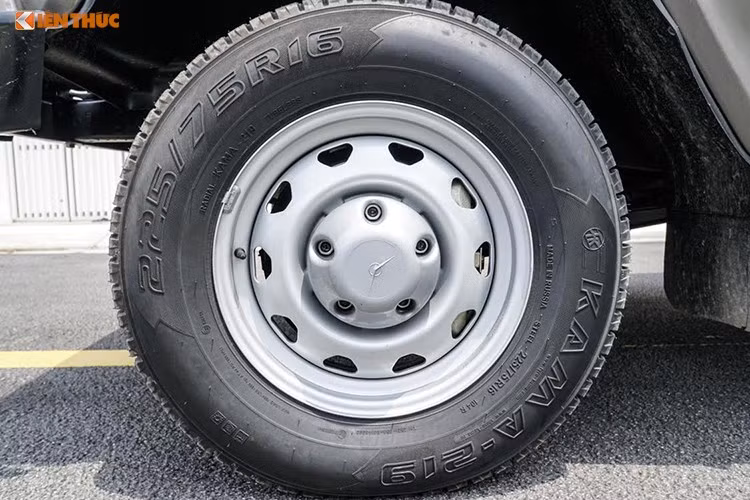 Thân xe thiết kế đầm chắc, khoang để hành lý phía sau khá rộng, nàng ghế thứ hai có thể gập xuống giúp tăng thêm thể tích cho khoang chứa đồ. Mâm xe trang bị lốp lớn với mâm hợp kim kích cỡ 16 inch chắc, khoẻ. Cản sau thiết kế bằng kim loại khổ lớn đầy mạnh mẽ.