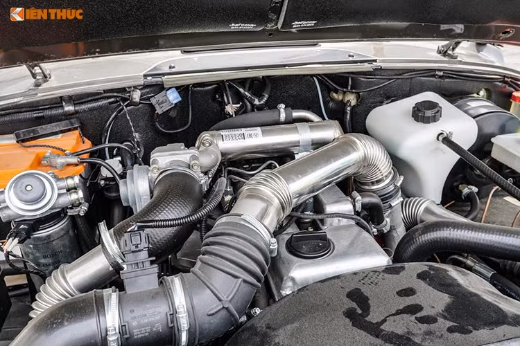 Phiên bản Hunter sử dụng động cơ diesel tại Việt Nam được hãng xe hãng UAZ cung cấp là 2.2 lít, sử dụng công nghệ vòi phun Common Rail giảm độ ồn và nhiều phụ tùng của Bosch, công suất 114 mã lực, có thể đạt tốc độ tối đa 130 km/h. Kết hợp với động cơ này là hộp số sàn 5 cấp giúp UAZ Hunter vận hành linh hoạt trên đường.