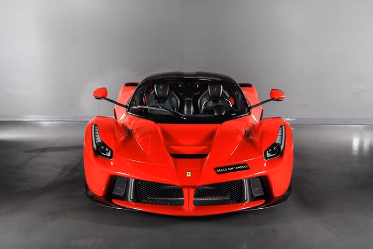 Với số lượng sản xuất giới hạn trên toàn Thế giới, siêu xe Ferrari LaFerrari hiện nay có giá bán lại không dưới mức hàng triệu USD và nó luôn được các đại lý rao bán với mức giá siêu khủng nhưng vẫn "cháy hàng". Xe được trang bị động cơ V12, dung tích 6.3 lít, sản sinh công suất tối đa 800 mã lực và mô-men xoắn cực đại 700 Nm.