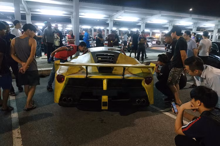 Chi tiết thông số kỹ thuật của hệ dẫn động nằm dưới chiếc siêu xe Ferrari đồng nát này hiện vẫn là một bí mật. Nhìn chung, chiếc xe nhái trông tương đối thô, và có vẻ như là chưa được hoàn thành trọn vẹn, nhưng nó cho thấy một chút tiềm năng và độ khéo tay của người chế tạo.