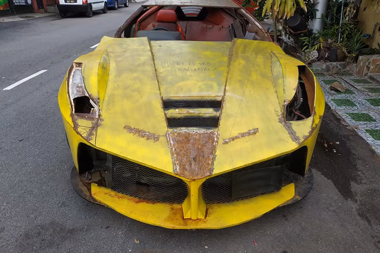 Mới đây, một người đàn ông Malaysia quyết định chế tác ra chiếc Ferrari LaFerrari của riêng mình từ những miếng thép. Giống như hầu hết dự án tự chế khacs chiếc siêu xe Ferrari nhái này dường như đã có một khởi đầu thuận lợi, tuy nhiên có vẻ chủ nhân làm chưa kỹ.