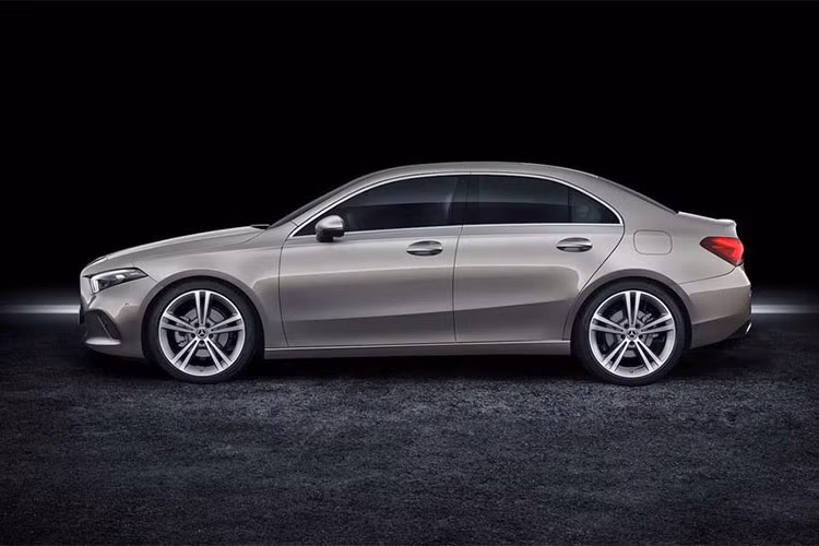 Về ngoại hình, mẫu sedan Mercedes-Benz A-Class 2019 vẫn trung thành với phong cách thiết kế hiện đại của hãng xe Đức. Xe sở hữu nhiều đường nét lấy cảm hứng từ dòng CLA với nan lưới tản nhiệt kim cương và thân xe mag tính khí động học nhưng vẫn mềm mại.