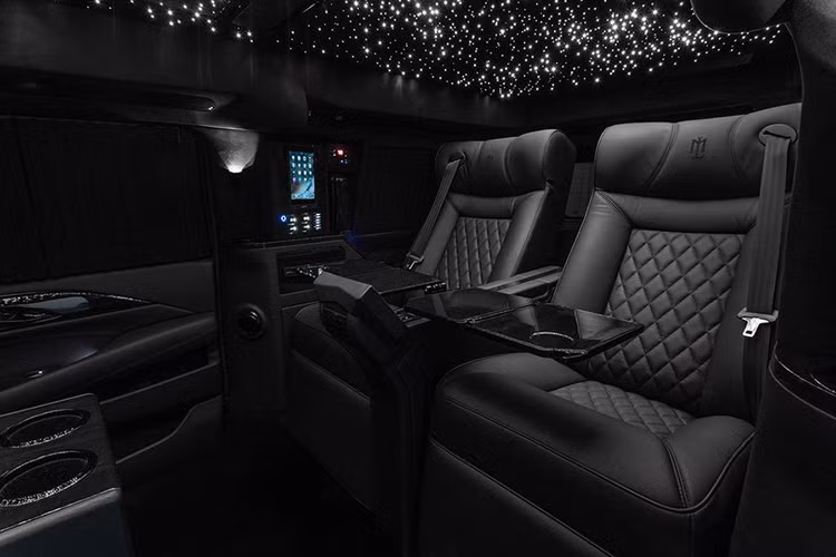 Cụ thể, khoang lái và khoang hành khách của chiếc SUV được thiết kế tách biệt, với vách ngăn là một chiếc Smart TV màn hình cong 48 inch để họp qua video cũng như phục vụ nhu cầu giải trí. Khoang hành khách có 4 ghế ngồi được bố trí quay vào nhau, trong đó hàng ghế cuối là hàng ghế chính.