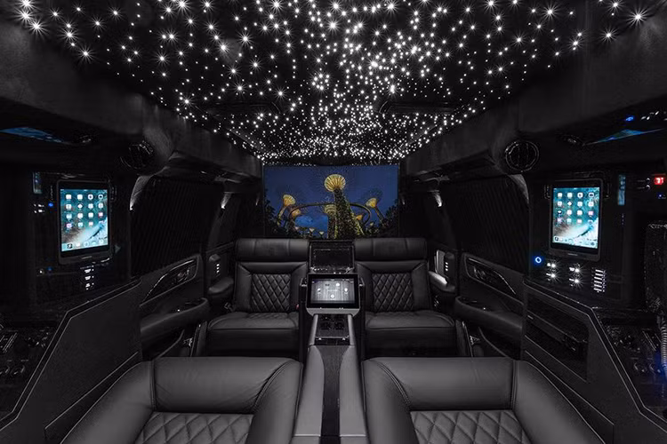 Mục đích mà Lexani kéo dài thân xe của Escalade chính là để "nhét thêm" nhiều tiện nghi đẳng cấp cho xe. Hướng tới nhóm khách hàng thượng lưu, nội thất siêu sang của Escalade 30” Extended Viceroy Edition là sự kết hợp giữa một văn phòng di động tiện lợi, một môi trường nghỉ ngơi thoải mái và một không gian giải trí đỉnh cao.