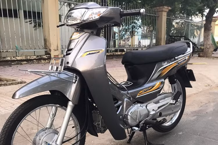 Không phải ai cũng dám bỏ cả trăm triệu đồng mua chiếc Dream 125 nhập khẩu như thế này, bởi số tiền đó có thể mua được chiếc SH 150 ABS với nhiều công nghệ hiện đại và động cơ khoẻ. Tuy nhiên, với những người chơi xe, họ có suy nghĩ khác. Họ chấp nhận bỏ số tiền lớn để mua về chiếc xe máy với thiết kế cổ điển và những trang bị cơ bản nhất.