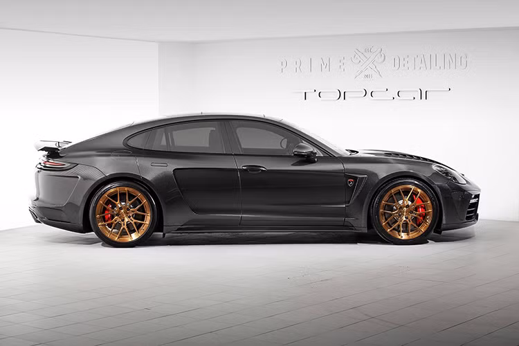 Sau khi được trang bị gói GTR Carbon Edition, gần như mọi bề mặt thân xe của chiếc Panamera đều đã được trang trí bởi sợi carbon - từ cản trước sau tới dè bên, nắp ca-pô, ốp gương, cánh đuôi, các khe gió.