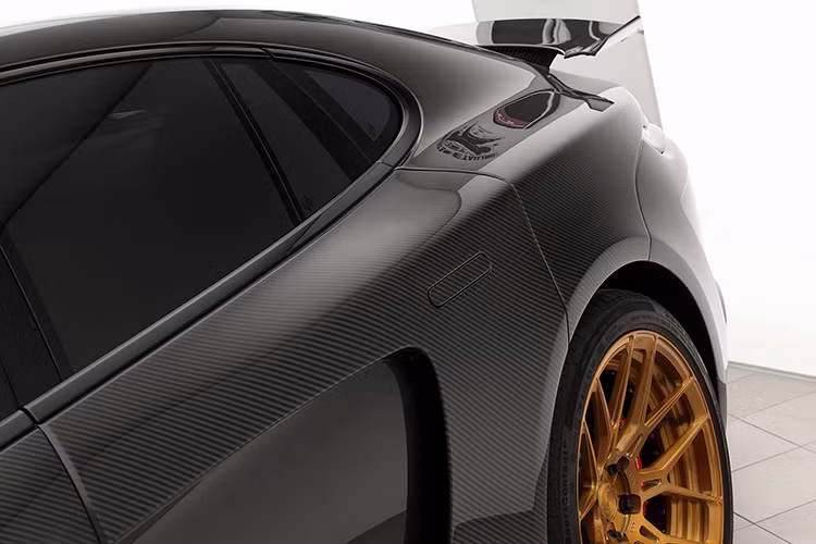TopCar đã phải thiết kế lại cả các đèn chiếu sáng ban ngày cho chiếc xe để phù hợp với cản trước mới ngầu hơn. Ngoài ra, hãng cũng cung cấp cho khách hàng nhiều lựa chọn mâm độ đẹp mắt.