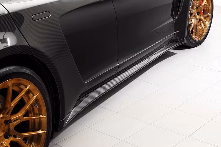 Đổi lại sự thể thao và độc đáo, gói độ Stingray GTR Carbon Edition cho chiếc Porsche Panamera này sẽ có mức giá lên tới 33.270 Euro (tương đương 930 triệu đồng).