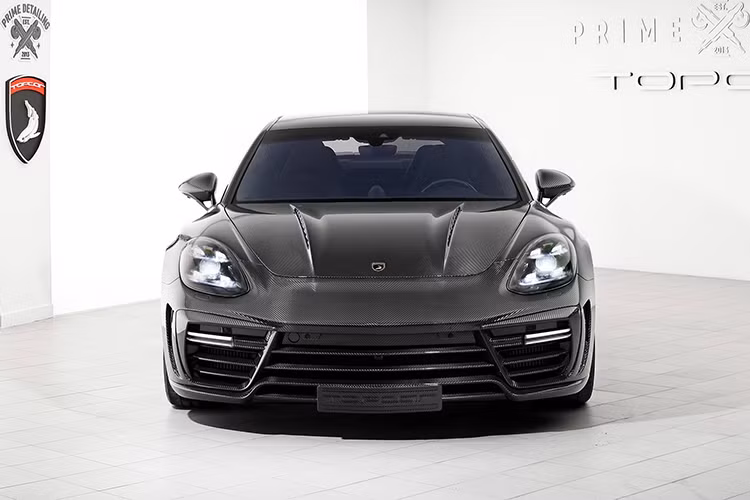 Thậm chí ngay cả pad biển số của chiếc Porsche Panamera độ widebody này cũng đã được TopCar làm từ carbon. Không chỉ khiến chiếc xe đẹp mắt hơn, những chi tiết này giúp cho trọng lượng của Panamera giảm xuống thêm một chút so với xe nguyên bản.