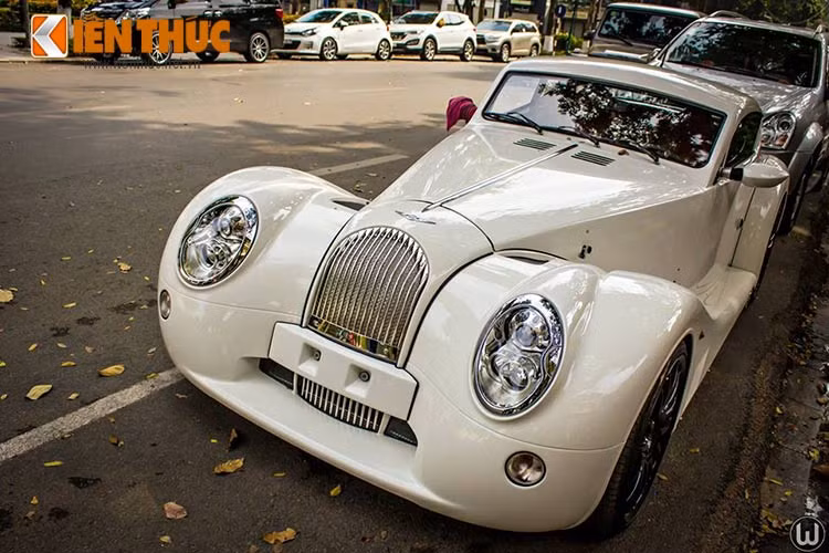 Morgan Aero 8 Supersport có thể tăng tốc từ 0 - 100 km/h mất 4,5 giây, tốc độ tối đa 273 km/h. Mức tiêu thụ nhiên liệu trung bình là 18,2 lít/100 km trong thành phố và 8,7 lít/00 km đường trường. Tại thị trường quốc tế, mẫu xe này có giá bán vào khoảng 175.000 USD.