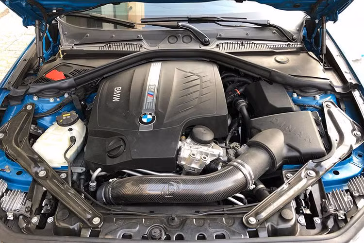 M2 lần đầu tiên vén màn vào tháng 10/2015 và thuộc phiên bản hiệu suất cao của chiếc BMW 2 Series. Chiếc xe thể thao BMW này lúc mới ra mắt đã nhận được sự phản hồi tích cực từ các tay mê tốc độ trên thế giới.