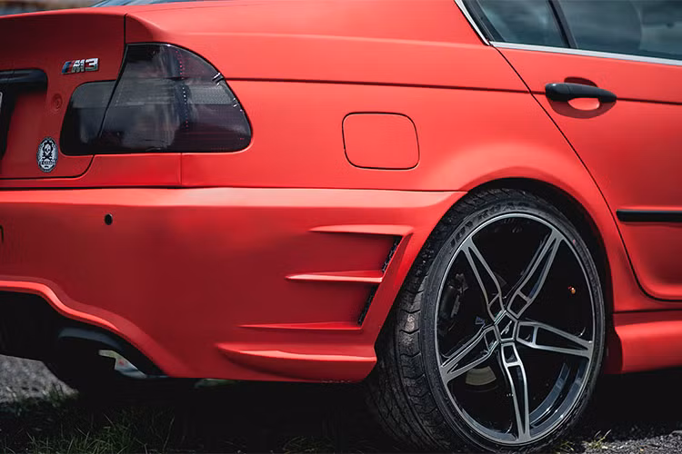 Thân xe nhờ bộ bodykit tự chế cũng mang vẻ ngoài khác biệt hơn nhiều so với nguyên bản kiểu cũ trước đây. Các mang cá thiết kế dạng khí động học cũng xuất hiện ở phía sườn trước và sau của chiếc BMW 318i độ này.