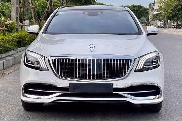 Khi ra mắt tại thị trường Việt Nam, giá xe Mercedes-Benz S450 2018 được thương hiệu ngôi sao 3 canh chào bán chính hãng vào khoảng 4,2 tỷ đồng và được lắp ráp tại Việt Nam. Chiếc xe trong bài viết này hiện đang được chủ nhân chào bán hơn 3,2 tỷ đồng, rẻ hơn khoảng 1 tỷ đồng so với mua mới.
