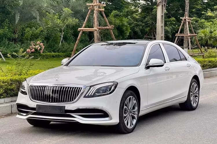 Chiếc xe sang Mercedes-Benz S450 đời 2018 đã qua sử dụng này được rao tại sàn xe cũ Hà Nội gây chú ý, khi có diện mạo được chau chuốt lại theo phong cách xe siêu sang Mercedes-Maybach với một số chi tiết độ. Xe được chủ nhân đăng ký vào năm 2018 và đã lăn bánh khoảng hơn 20.000km.