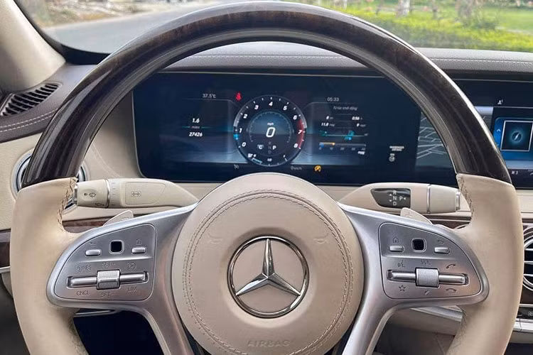 Các trang bị tiêu chuẩn khác trên mẫu xe sedan hạng sang Mercedes-Benz S450 2018 này vẫn có đèn viền nội thất, âm thanh Burmester 13 loa, lọc không khí và tạo hương nước hoa thông minh…