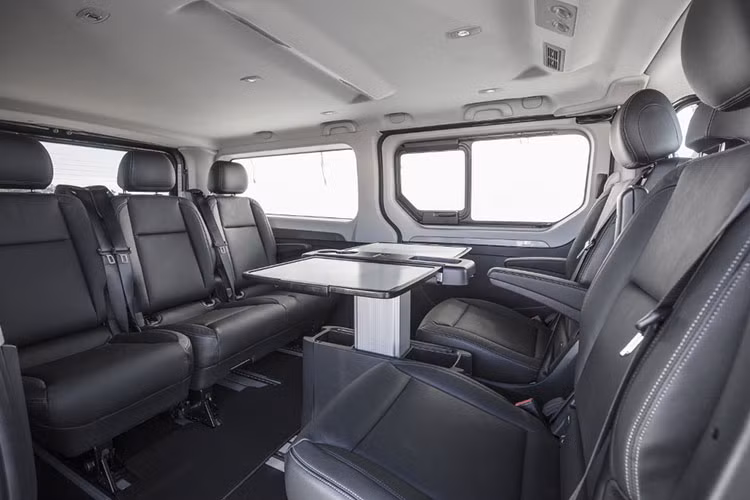 Sức chứa bên trong của chiếc xe Van Renault Trafic SpaceClass có thể lên đến 9 người nhưng vẫn khá thoải mái. Trong đó, hàng ghế thứ 2 và thứ 3 được quay về phía nhau, trần xe cao và không gian rộng rãi, khiến ta liên tưởng đến những cỗ xe ngựa của giới quý tộc xưa.