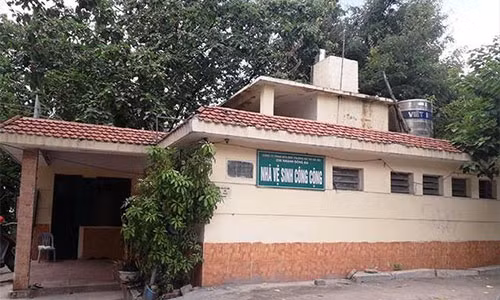 UBND TP Hà Nội đã quyết định miễn hoàn toàn phí sử dụng nhà vệ sinh công cộng. Ngay lập tức, nhiều công nhân trông nhà vệ sinh kêu khó khăn.