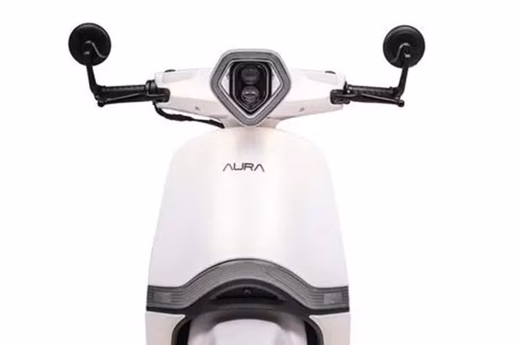 Mẫu xe ga Aura Halo Penta 150 sở hữu đèn pha hình ngũ giác với đỉnh hướng xuống dưới cùng mặt nạ trước là những đường cong mềm mại tạo tổng thể phía trước vừa đặc biệt vừa vui nhộn.