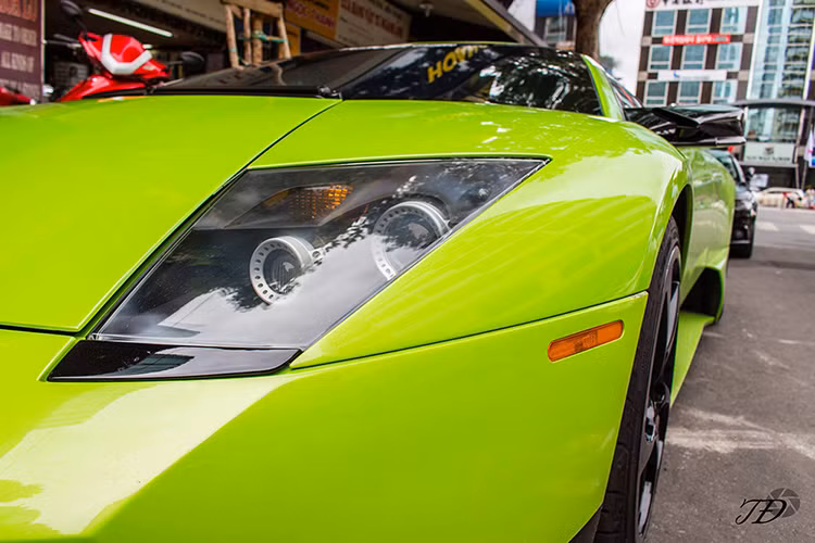 Số phận siêu xe Murcielago LP640 Verde Ithaca xanh cốm này cũng lắm lận đận, khi tiếp tục đổi chủ. Một lần bữa, Lamborghini Murcielago được “sang tay” cho một đại gia chơi xe quận 7, TP HCM, với giá bán khoảng 9,8 tỷ đồng.