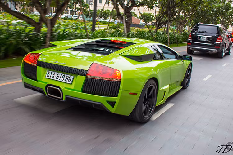 Chiếc Lamborghini Murcielago LP640 màu "độc" này thuộc đời 2009, đã chạy lướt 3.200 km, cập cảng Đà Nẵng vào cuối tháng 11/2010. Siêu xe này được đặt hàng từ Mỹ, vận chuyển sang Hong Kong bằng đường hàng không, rồi về Việt Nam bằng đường biển.