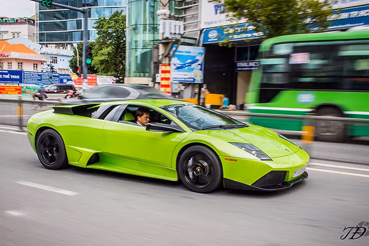 "Siêu bò" Lamborghini Murcielago LP640-4 còn nổi tiếng Thế giới bởi mức tiêu thụ nhiên liệu thuộc dạng “khủng”, khoảng 29 lít/100 km trong thành phố và 18 lít/100 km trên xa lộ.