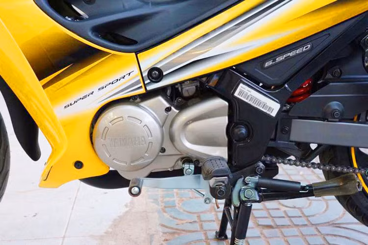 Đi kèm với động cơ 2 thì, xi-lanh đơn trên Yamaha 125ZR chính là hộp số côn tay 6 cấp giúp chiếc xe này có thể đạt được tốc độ tối đa lên tới 150 km/h. Trọng lượng khô của Yahama 125ZR rơi vào khoảng 101 kg và chiều cao yên xe tính từ mặt đất là 752 mm. 
